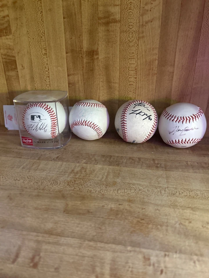 Béisbol autografiado misterioso Foto 1 de 1