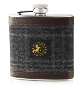 Unisex "The Sassenach" Tartan Whisky Flachmann von Sam Heughan NEU 4,5" x 3,75" - Bild 1 von 4