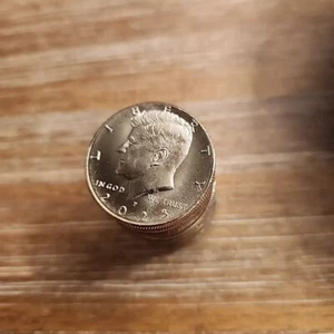 BRILLIANT 2023 Kennedy Half Dollar 10 $ 20 Münzen Stempelglanz Bankrolle UNC - Bild 1 von 3