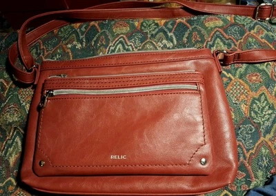  Cartera de cuero vegano rojo Relic By Fossil Evie y billetera retro a rayas Y2K ¡Navidad! Foto 1 de 4