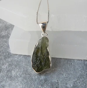 Raw Moldavite Pendant Gemstone 925 Sterling Silver Wonderful Neck Pendant MK* - Afbeelding 1 van 8