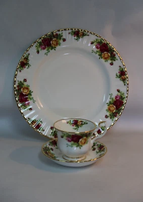 Juego de vajilla de 12 piezas Royal Albert Old Country Roses ~ Platos ~ Taza y platillo Foto 1 de 4