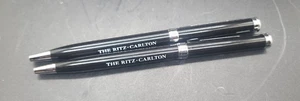 Zwei (2) RITZ-CARLTON Schwarz Kugelschreiber Dreh Metall Stift Hotel Stifte - Bild 1 von 4