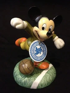 Disney Impressions Mickey & Friends "Big Shot" Mickey Mouse Soccer Figurine - Foto 1 di 1