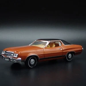 1973 73 FORD Gran Torino 1:64 Escala Coleccionable Maqueta Modelo Fundido Coche - Imagen 1 de 7