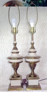 Juego de 2 pares de lámparas de mesa vintage de latón rígido Ormolu del Imperio Francés - Imagen 1 de 15
