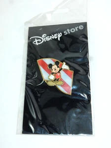 Disney Store Mickey Mouse Hologram Lenticular Mickey w/Flag Pin NEW - Picture 1 of 3