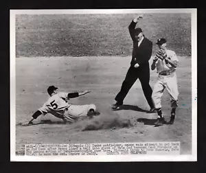 1951 Press Photo, Joe DiMaggio New York Yankees vs Washington Senators - Picture 1 of 2