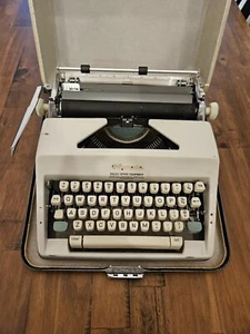 Vintage 60s Olympia SM9 (?) DeLuxe Portable Typewriter With Case READ Descriptio - Picture 1 of 16