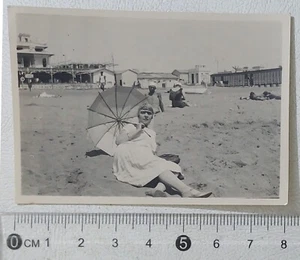 91212 FOTO d'epoca 2105 - Ragazza in spiaggia anni 50 - Picture 1 of 2