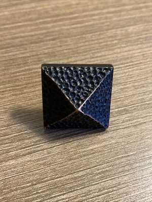 Atlas Homewares California 1 1/4” perilla piramidal martillada en bronce veneciano Foto 1 de 4