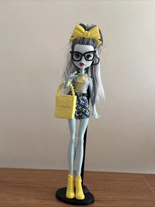 Monster High Puppe School Spirit Creepateria Frankie Stein - Bild 1 von 17