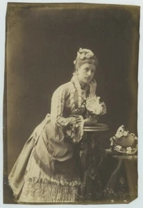 Jeune femme élégante au chapeau. Mode. Papier salé circa 1860. - Picture 1 of 1