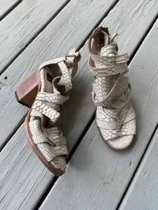 Sandalias Freebird By Steven Cuero Crema Garra de Croco Mujer 9 Tiras Tacón Boho - Imagen 1 de 9