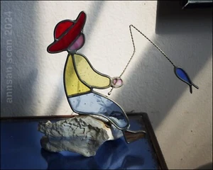Kleiner Fischer sitzt auf künstlichem Treibholz Buntglas Sonnenfänger 6" hoch EUC - Bild 1 von 5