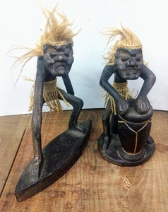 2 estatuillas de tambor de surfista tribal de madera y yute talladas a mano de colección Tiki Tribesman - Imagen 1 de 16