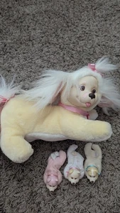 Juguete de peluche Hasbro de colección sorpresa cachorro perro 1991 rosa crema 3 bebés - Imagen 1 de 7