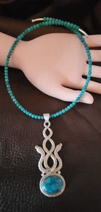 Ciondolo serpente intrecciato sterling e turchese su girocollo con perline Nepal - Foto 1 di 6