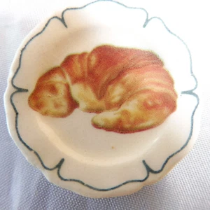 Fève ASSIETTE 2005 LES VIENNOISERIES 3 cm de Ø N° 4 - Picture 1 of 1