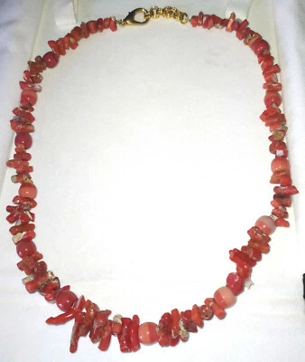 Collana donna in corallo grezzo e perle in pasta di corallo chiusura moschettone - Immagine 1 di 4