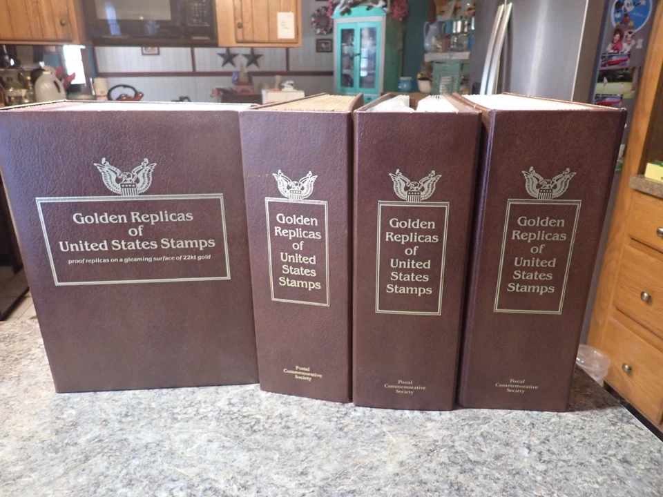 ENORME Lote de 214 Réplicas de Oro 22kt EE. UU. Primer Día Emisión Estampillas Láminas Historia NAVIDAD+ Foto 1 de 4