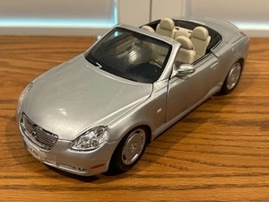 Lexus 430 SC CABRIOLET - Maßstab 1:18 Diecast - silberfarben - Bild 1 von 8
