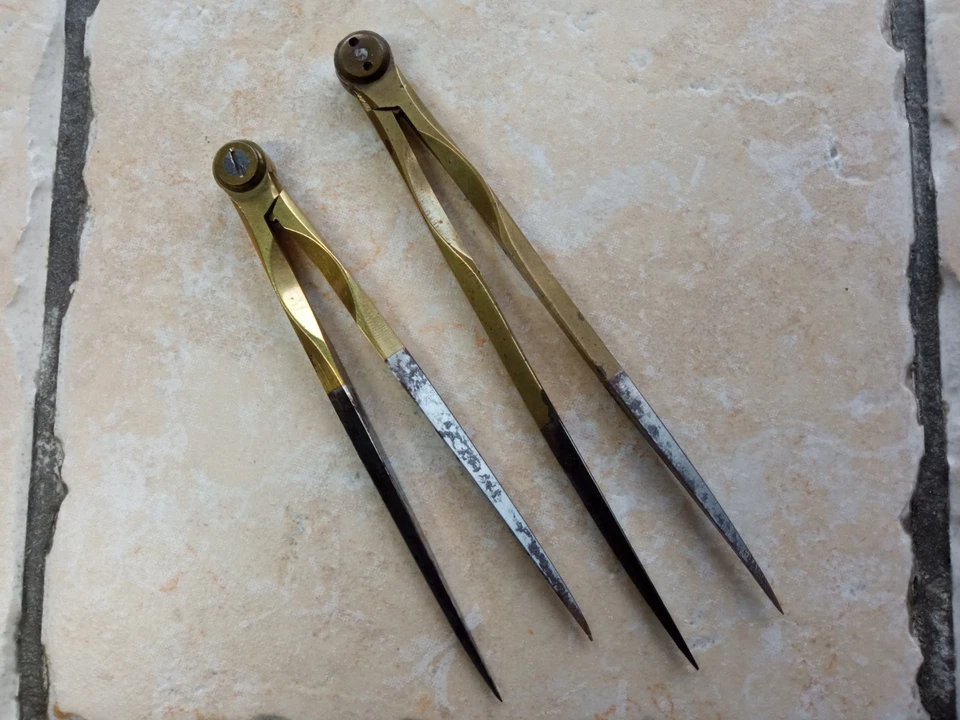 Lot de 2 Anciens Compas Pointe Sèche en Laiton et fer - Photo 1/4