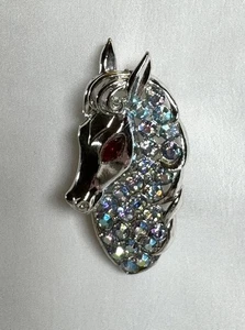 Coro Vintage Brosche silberfarben rot & AB Strass Pferd signiert - Bild 1 von 6