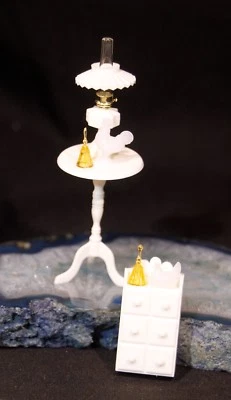 Kit de mesa miniatura con candelabro Chrysnbon para casa de muñecas, blanco #2426WH Foto 1 de 4