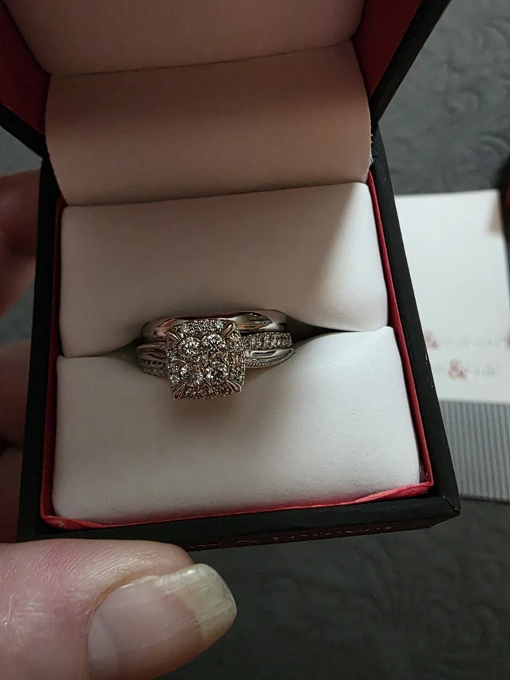 Hermoso conjunto de anillos de boda de diamantes genuinos tamaño 10, 10kw de Ashcroft y roble Foto 1 de 4