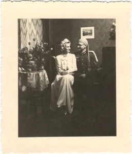Suboficial del ejército alemán de la Segunda Guerra Mundial y su bonita novia militar doméstica instantánea en tiempos de guerra. - Imagen 1 de 2