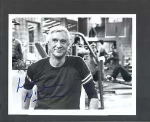 Leslie Nielsen - Autógrafo firmado 7x9 TV Still - Modelando - The Naked Gun - Imagen 1 de 2