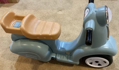 Paseo a lo largo de scooter Aqua Ride en juguete Step2 con diseño de estilo vintage, pie a piso Foto 1 de 4