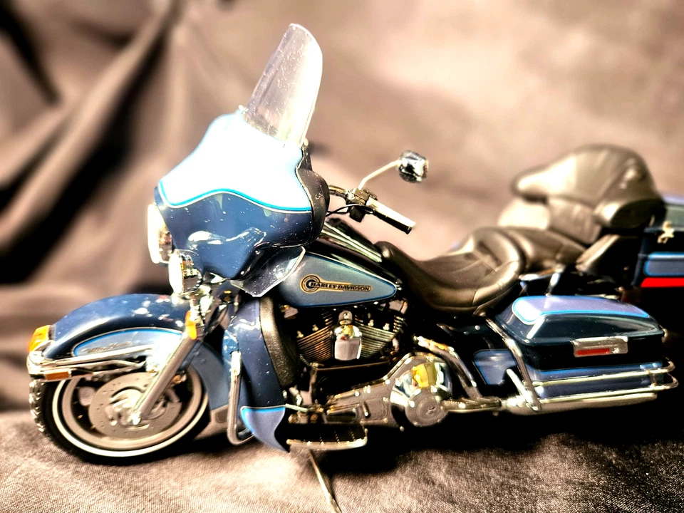 Franklin Mint Harley-Davidson Ultra Classic Peace Officer 1:10 Scale Inv. #4744 - Image 1 of 4