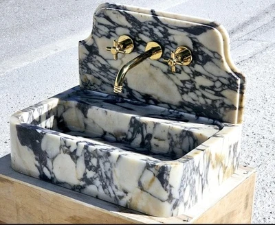 Fregadero de piedra natural altamente veteado | Fuente de agua de pared de mármol a medida con latón Foto 1 de 4