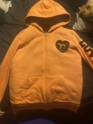 全新 Victoria's Secret Love 粉色毛皮衬里连帽夹克 XS 闪亮亮片狗 罕见 — 第 1/4 张图片