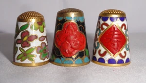 3 Vintage Cloisonne Fingerhüte ~ verziert mit Blumen ~ asiatische Schrift ~ blaues Interieur - Bild 1 von 6