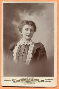 Grand Rapids MI Ritratto di giovane donna, di Electro circa 1890 - Foto 1 di 2