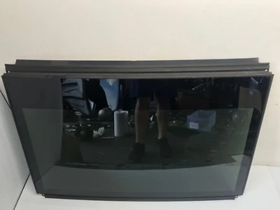 2007-2010 AUDI Q7 QUATTRO PANORAMIC ROOF GLASS MIDDLE GLASS ONLY USED OEM - Image 1 of 4