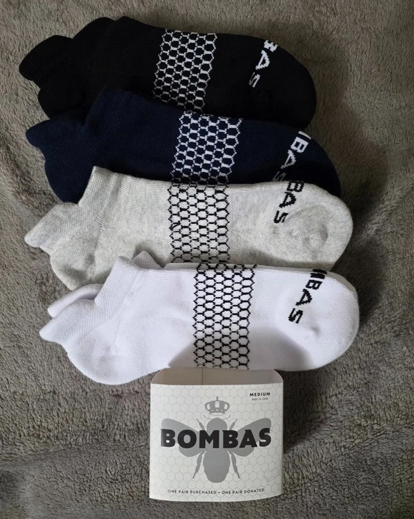 Paquete de 4 calcetines Bombas para todo tobillo sólidos, negros, azul marino, grises, blancos - medianos Foto 1 de 4