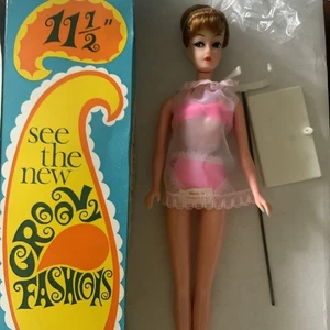 "Muñeca Barbie clon de colección Peggy Ann 11,5"" castaño rojizo Updo Groovy Girl Hong Kong con caja" - Imagen 1 de 13