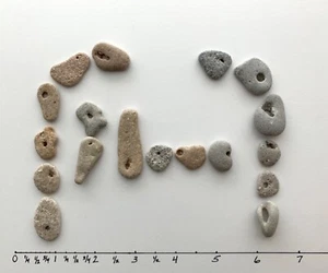 18 rocas de playa naturales Holey de 1/2-3/4" piedras bruja adición hada cuentas lisas deseo 2A1 - Imagen 1 de 14
