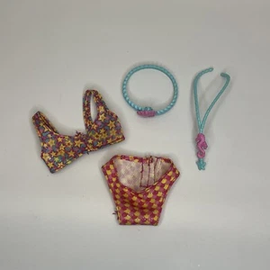 2012 Barbie Strandpuppe Muschel Stirnband Jakobsmuschel Druck orange Bikini Badeanzug X9598 - Bild 1 von 3
