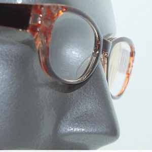 Occhiali da Lettura Piuma Floreale Goffrato Marrone Cristallo Accento Rosso +Lente 2,50 - Foto 1 di 4