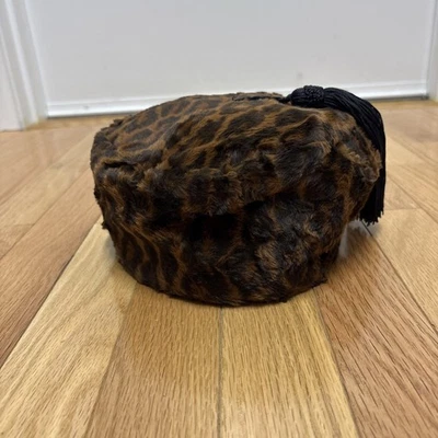 Винтажная меховая шапка-таблетка с леопардовым принтом с черными кисточками и черной бархатной подкладкой - Изображение 1 из 4