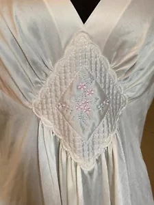 Vtg Ivory Silky Nylon Sexy Plunge Neck Long Gown Embroidery Vanity Fair - Sz M - Picture 1 of 12
