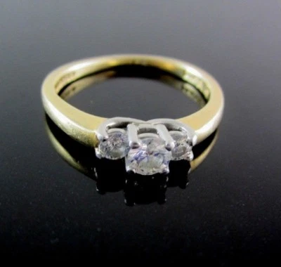 HERMOSO ANILLO DE DIAMANTES DE TRES PIEDRAS DE ORO AMARILLO DE 14K PARA DAMA 3,3 g Foto 1 de 4