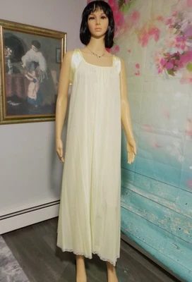 Camisón pequeño CLAIRE SANDRA por LUCIE ANN de colección de nailon AMARILLO satinado con bandas Foto 1 de 4