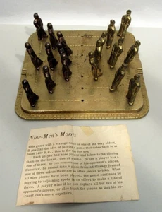 VINTAGE ALL BRASS NINE MENS MORRIS GAME - COMPLETE WITH ALL PIECES - (EZS003586) - Foto 1 di 12
