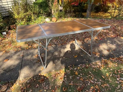 Mesa portátil vintage de aluminio de grano de madera sintética Foto 1 de 4